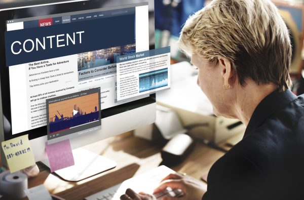 concepto de contenido de noticias diarias globales de periodismo de medios